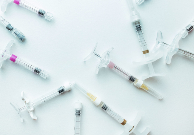 Acide hyaluronique et toxine botulique : quelles différences ?