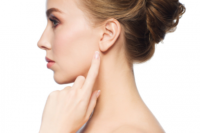Améliorer l’apparence du lobe d’oreille à Lyon : chirurgie et injections